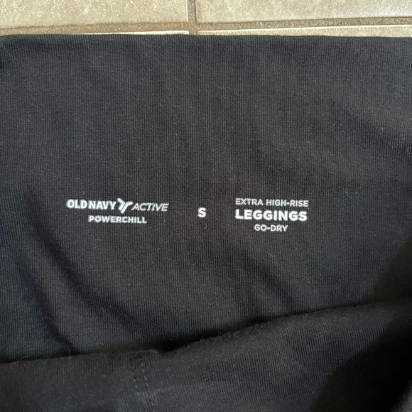 Old Navy Active Powerchill Extra High Rise Black Leggings Capri Pants Womens SM - Picture 4 of 4